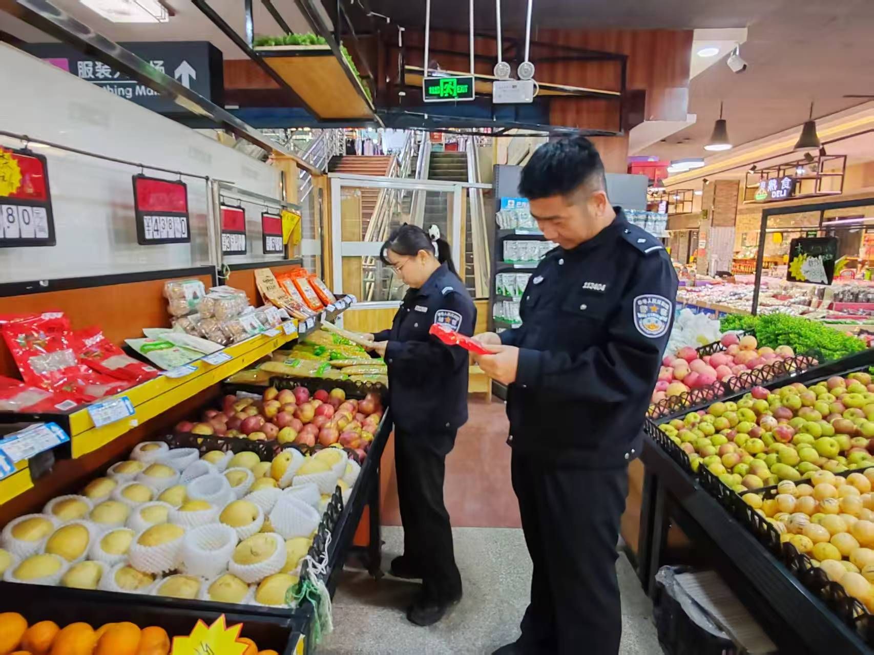 磴口縣公安局環(huán)食藥偵大隊(duì)聯(lián)合市場(chǎng)監(jiān)管部門開展節(jié)前食品安全專項(xiàng)檢查，守護(hù)群眾“舌尖上的安全”